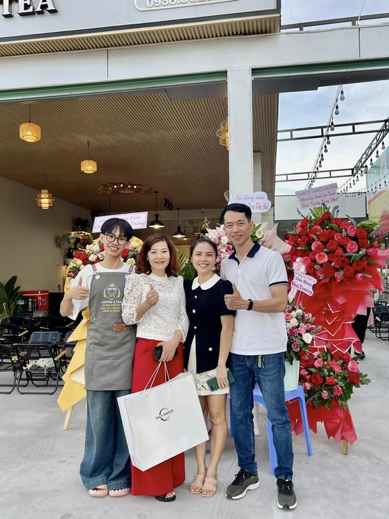 Lễ khai trương quán của học viên sau khóa học, có đại diện học viện đến chúc mừng