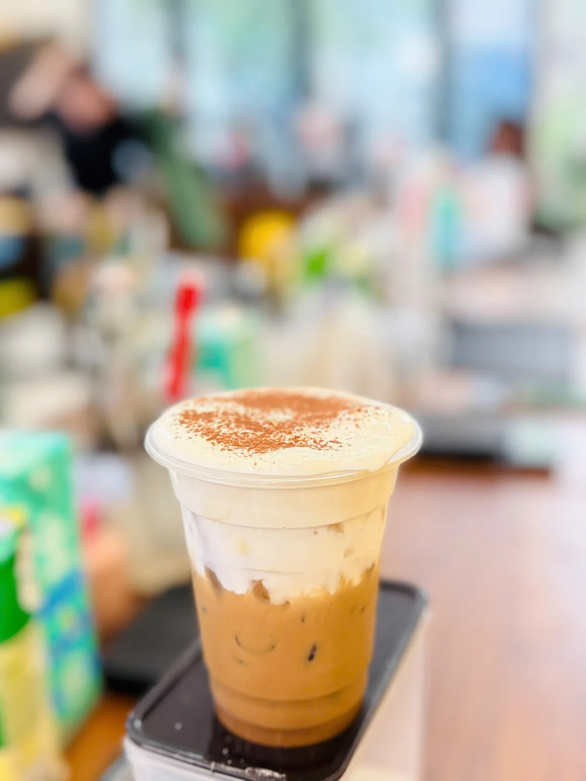 Ly cà phê latte caramel thành phẩm sau khi pha