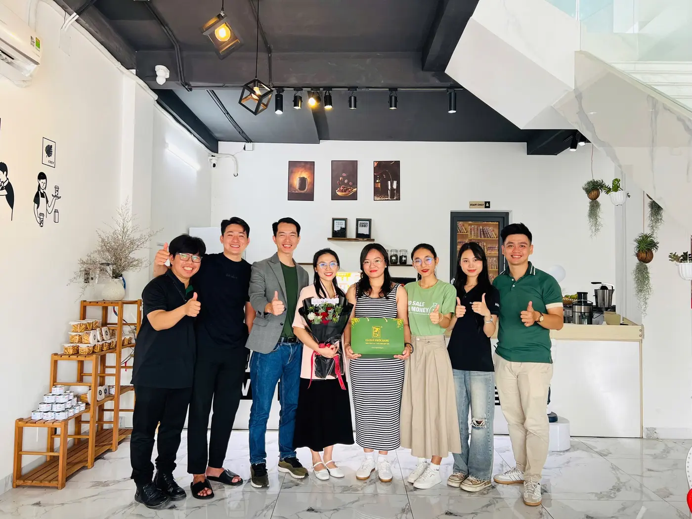 Đội ngũ Saly Academy thăm quán trà sữa của học viên sau khóa học